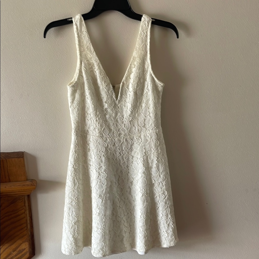 LuLu’s White Lace Dress, size Small, V cut, perfect graduation/ engagement dres